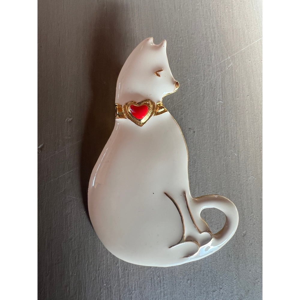 Vero Vintage Cat Brooch White Enamel Red Heart Collar Gold Tone Pin